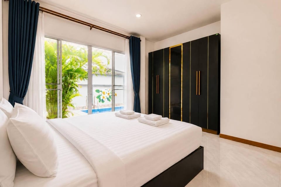 Bed, Photo of the whole room, Bedroom