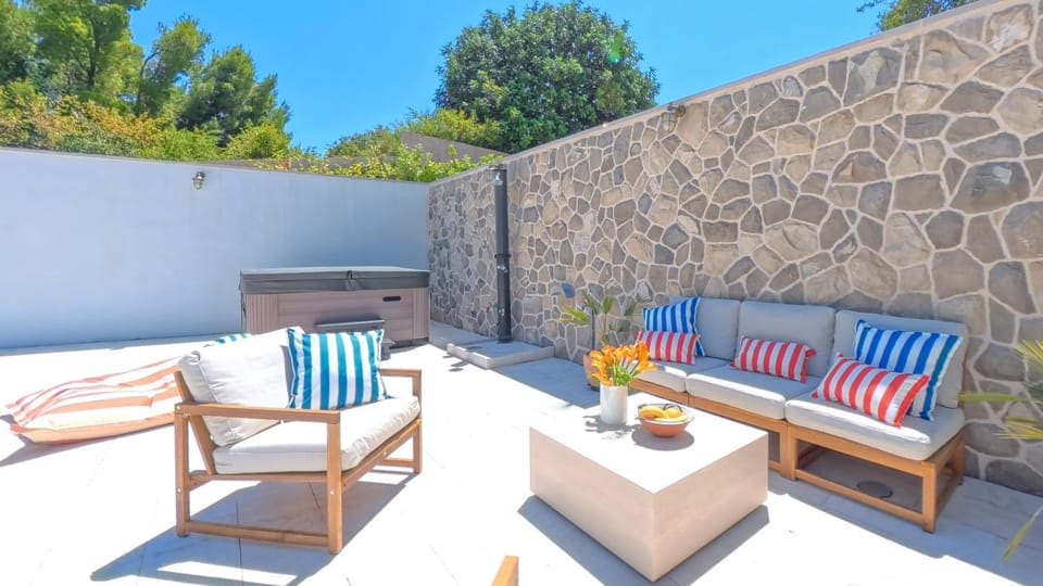 Patio, Day, BBQ facilities, Seating area, sunbed