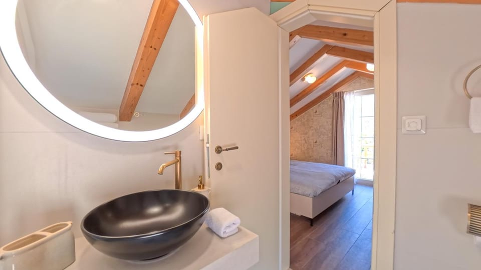 Bed, Bathroom, Photo of the whole room, Bedroom