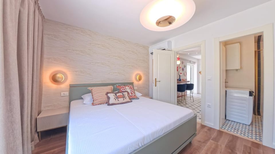 Bed, Bathroom, Photo of the whole room, Bedroom, towels, wardrobe