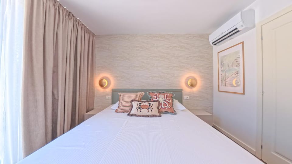 Bed, Photo of the whole room, Bedroom, air conditioner