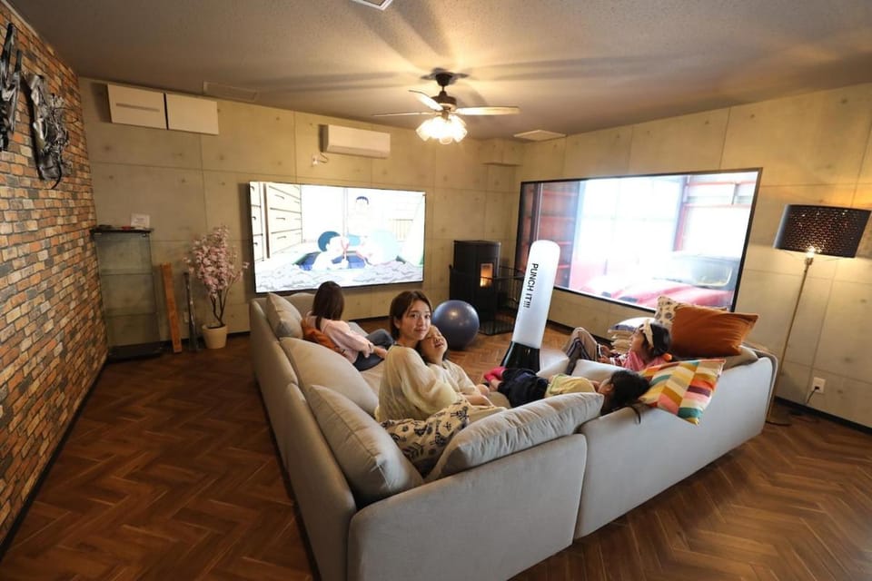 HanaVillage RE BORN GARAGE TSURU Apartment in Japan