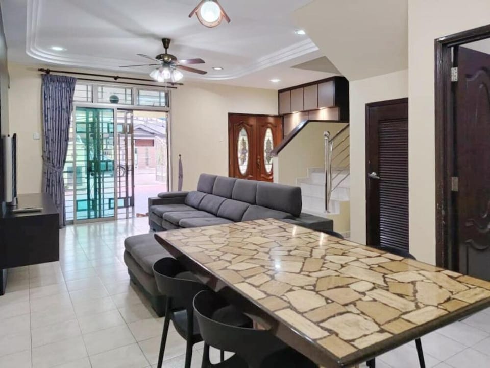 7pax Austin Perdana Family House 10 min to AICCC No Party House in Johor Bahru