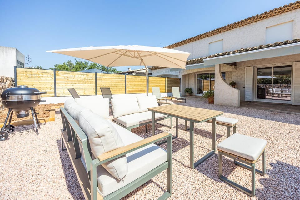 Property building, Patio, Balcony/Terrace, sunbed