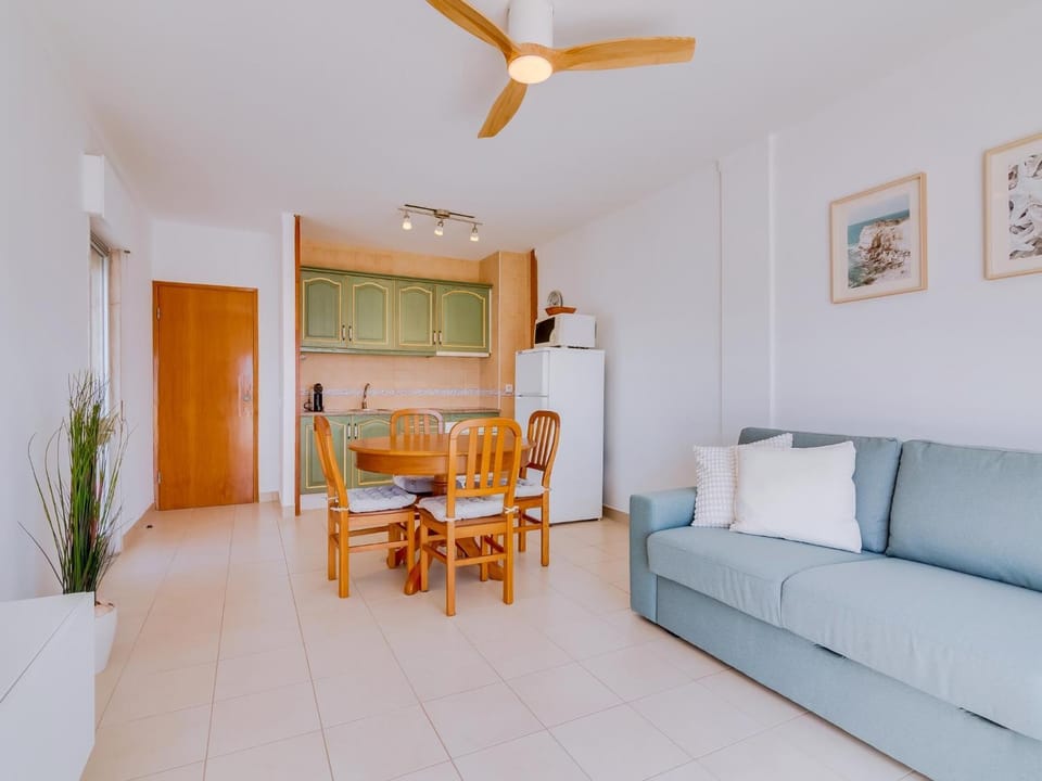 Kitchen or kitchenette, Seating area, Dining area