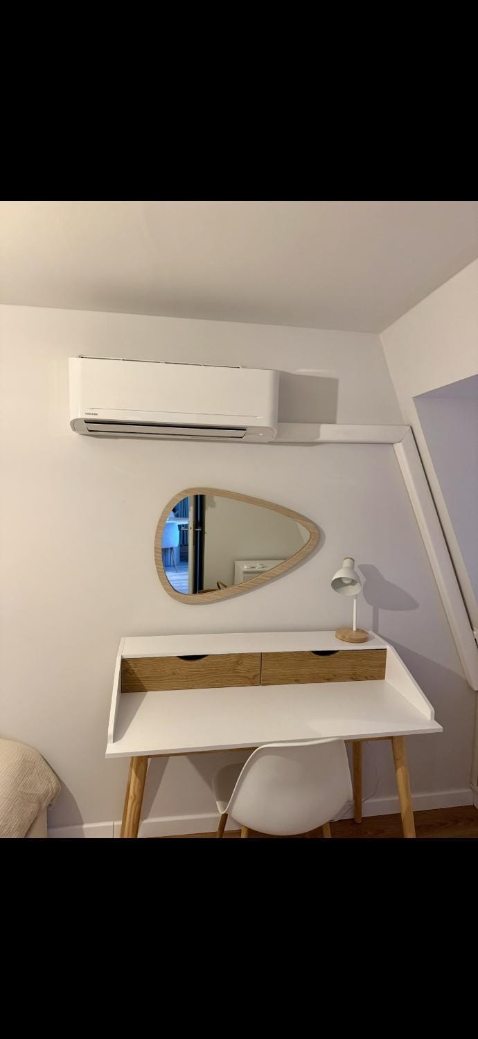 Seating area, air conditioner, air conditioner
