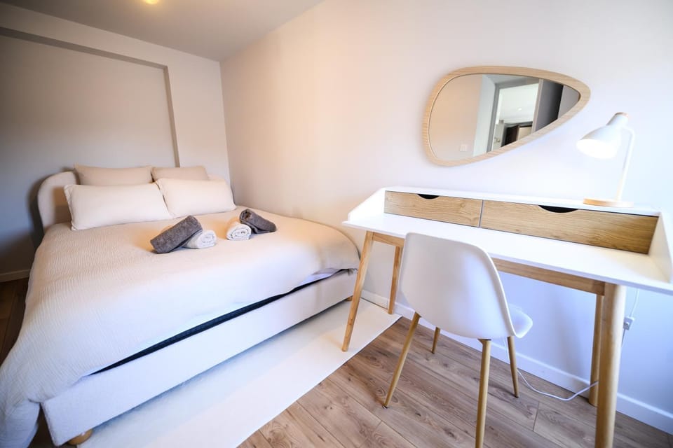 Photo of the whole room, Bedroom