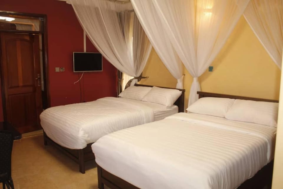 Bed, TV and multimedia, Photo of the whole room, Bedroom