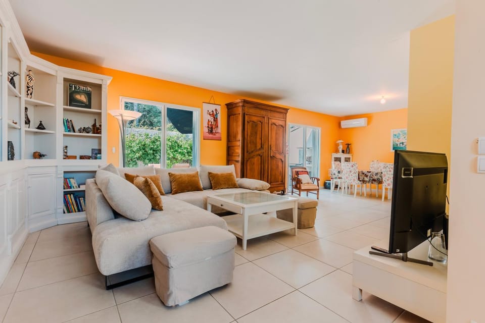 Communal lounge/ TV room, Library, Living room