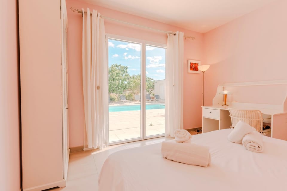 Photo of the whole room, Bedroom, Pool view