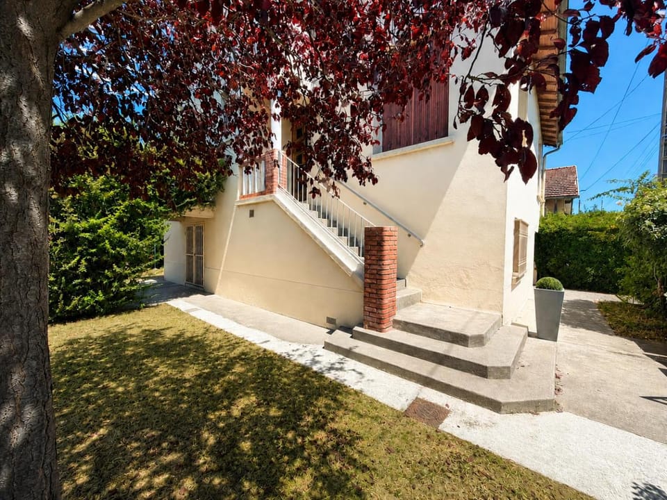 Property building, Day, Garden, Garden view