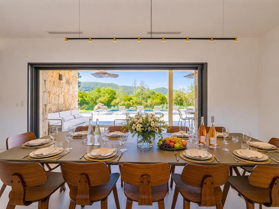 Restaurant/places to eat, Food and drinks, Banquet/Function facilities, Dining area, Food, Pool view, Swimming pool, Lunch, Dinner, Drinks, Alcoholic drinks