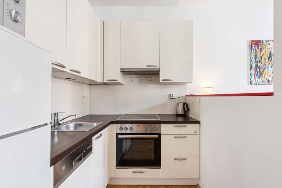 Kitchen or kitchenette, dishwasher, stove