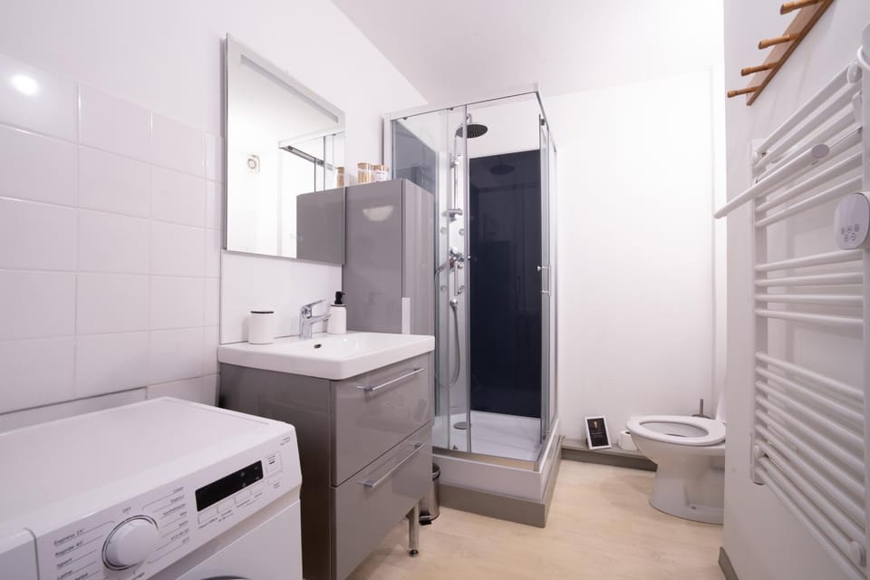 Shower, Toilet, Bathroom, towels, washing machine