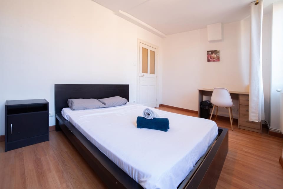 Photo of the whole room, Bedroom