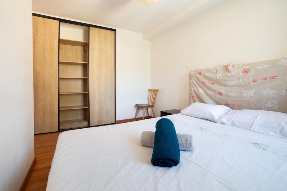 Photo of the whole room, Bedroom