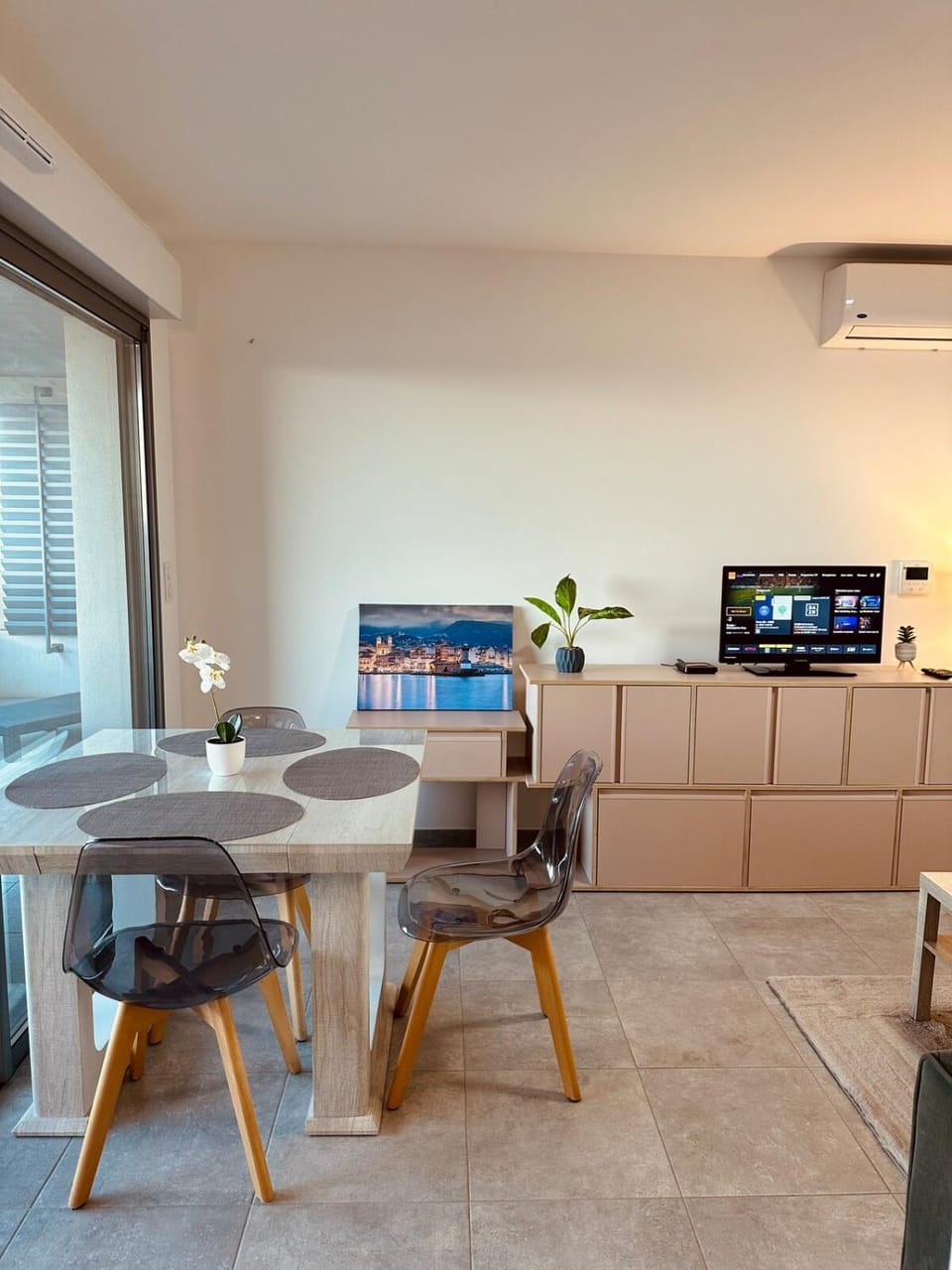 TV and multimedia, Dining area