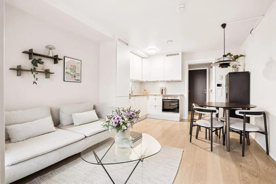 Kitchen or kitchenette, Seating area, Dining area, oven, stove
