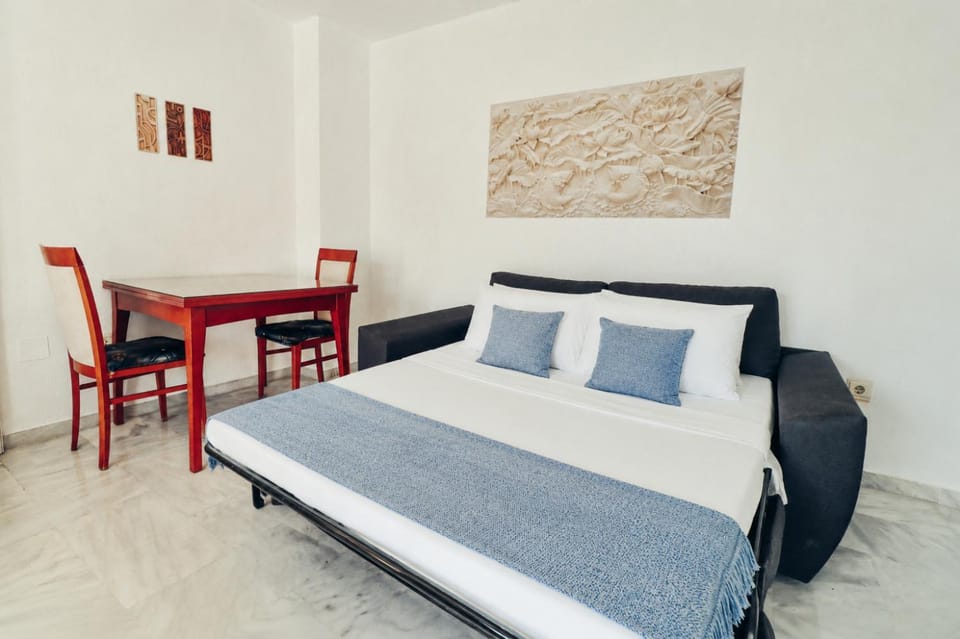 Bed, Seating area, Bedroom