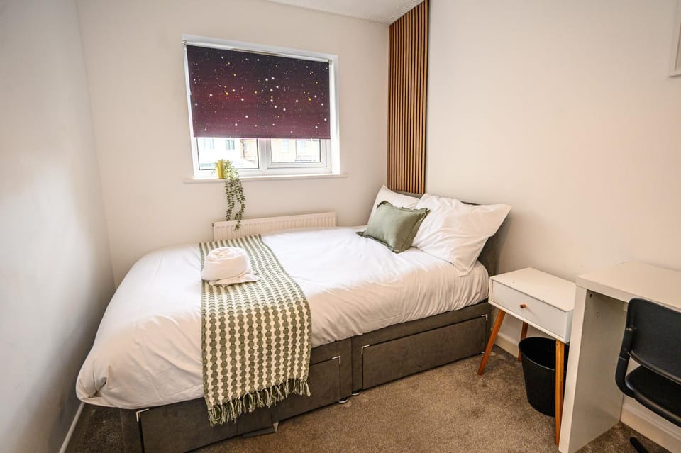 Photo of the whole room, Bedroom