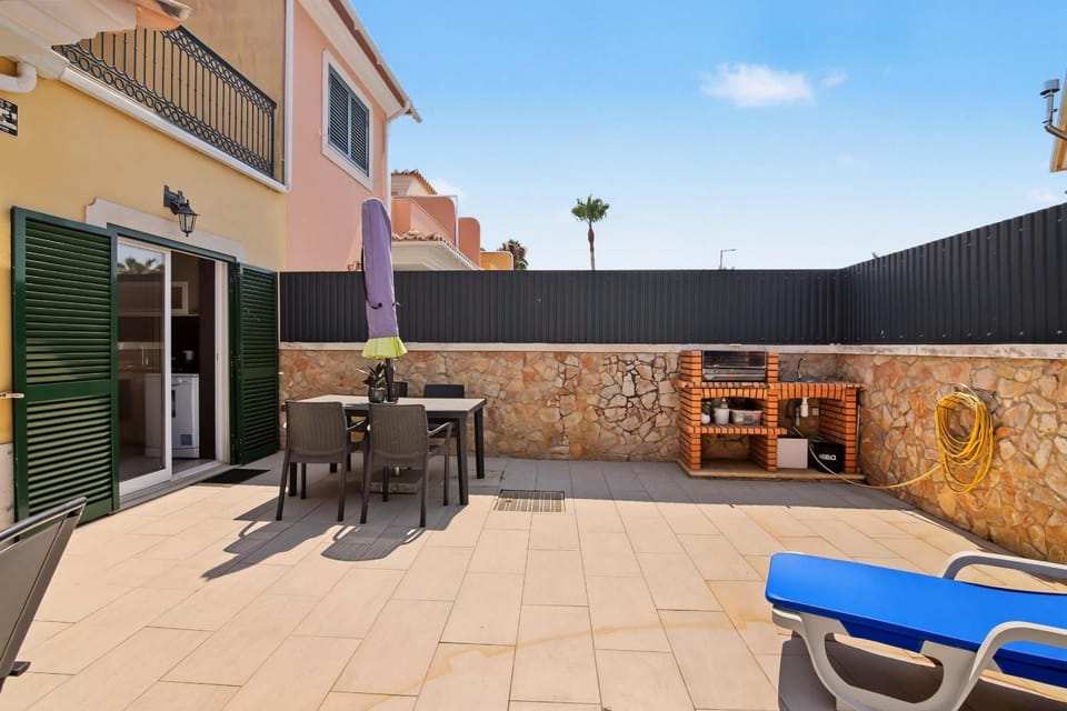 Property building, Balcony/Terrace, Living room