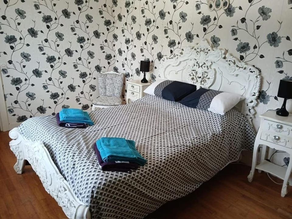 Bed, Photo of the whole room, Bedroom, towels