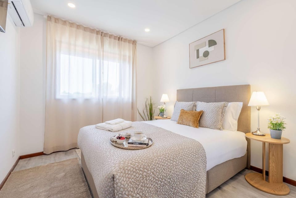 Bed, Bedroom, towels, air conditioner