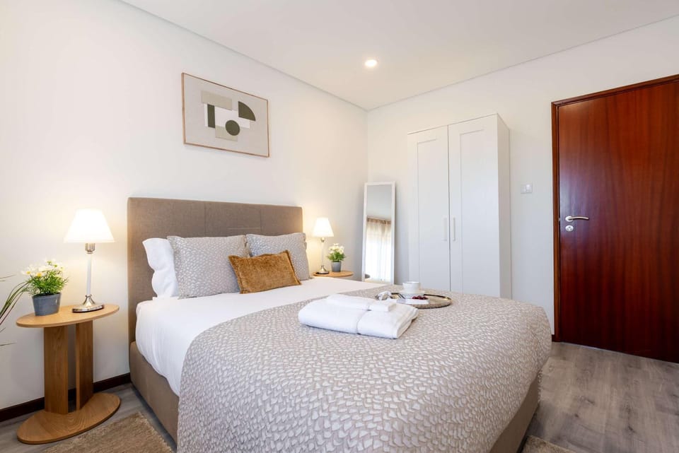 Bed, Bedroom, towels, wardrobe