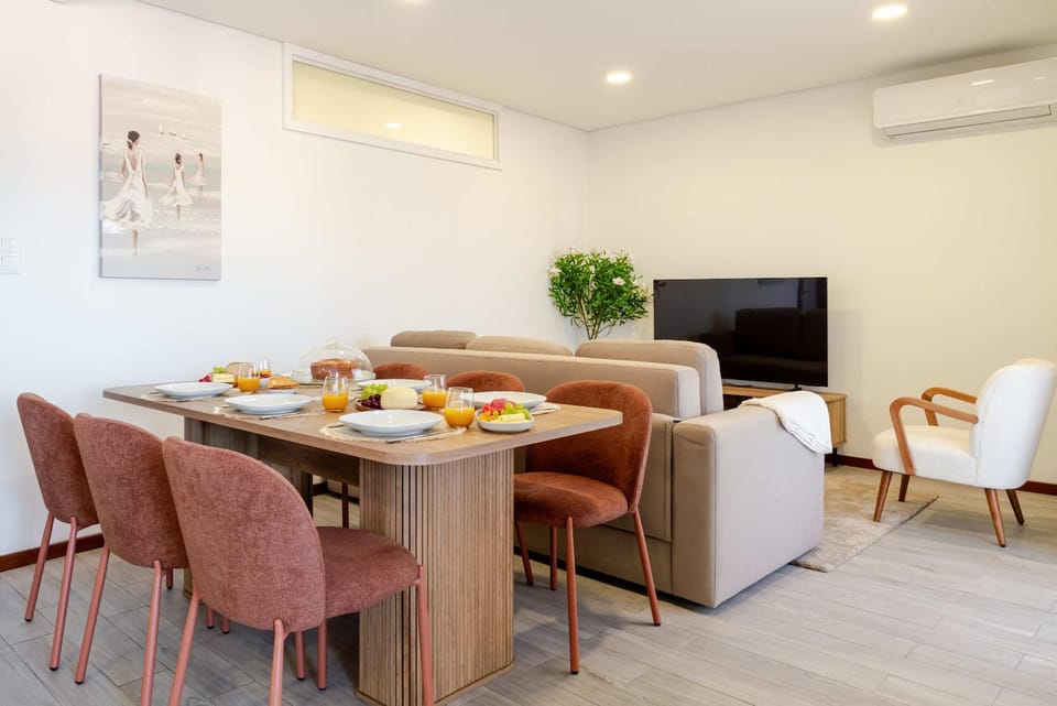 TV and multimedia, Living room, Seating area, Dining area