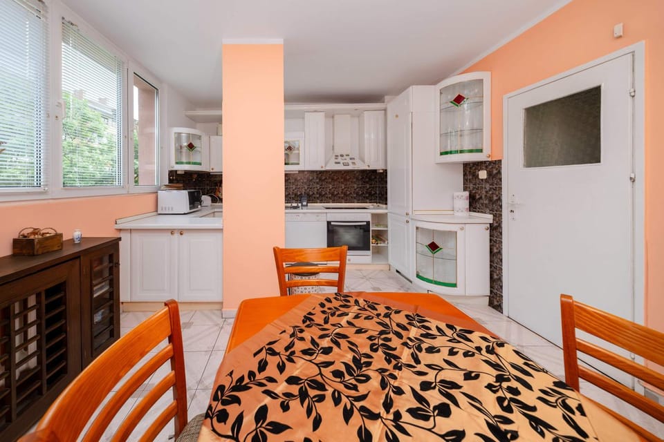 Kitchen or kitchenette, Photo of the whole room, Dining area, oven, stove