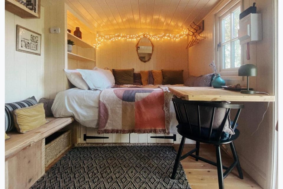 Pet Friendly Shepherd's Hut Sleeps 2 with Hot Tub House in Taunton Deane