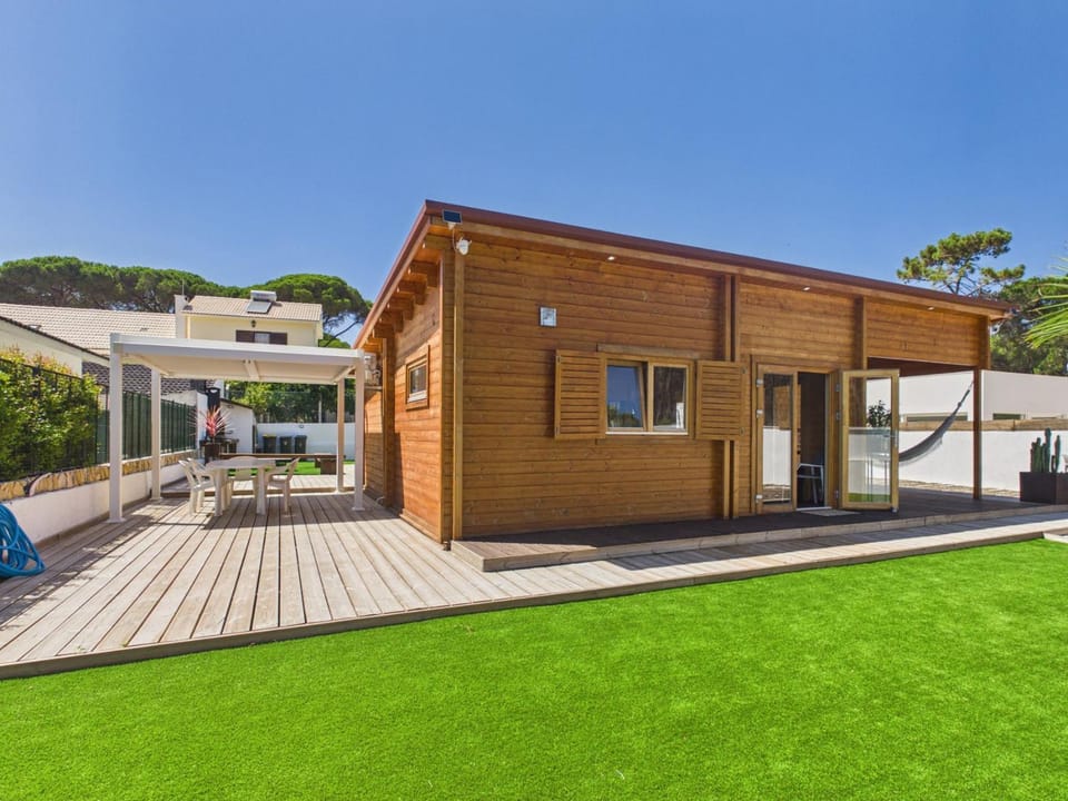 Wooden Bungalow AC w/ Pool & Garden - Caparica | By Airnest House in Costa da Caparica