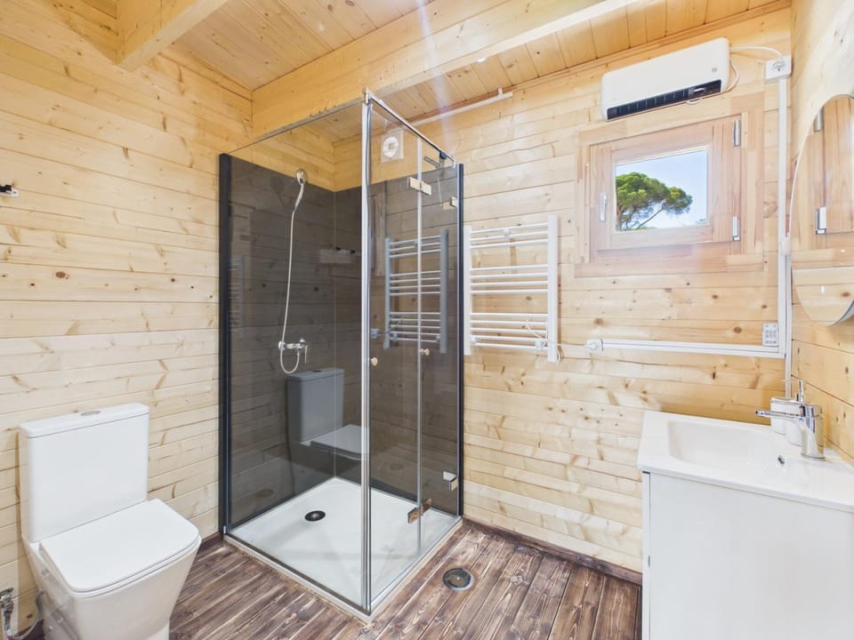 Wooden Bungalow AC w/ Pool & Garden - Caparica | By Airnest House in Costa da Caparica