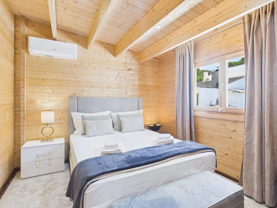 Wooden Bungalow AC w/ Pool & Garden - Caparica | By Airnest House in Costa da Caparica