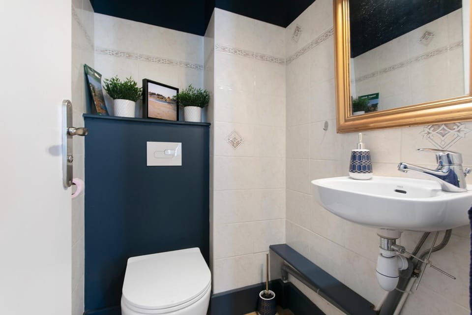 Bathroom, Living room