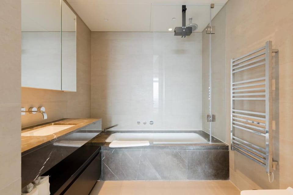 Sleek City Stay with Skyline Views in Shoreditch Apartment in London Borough of Islington