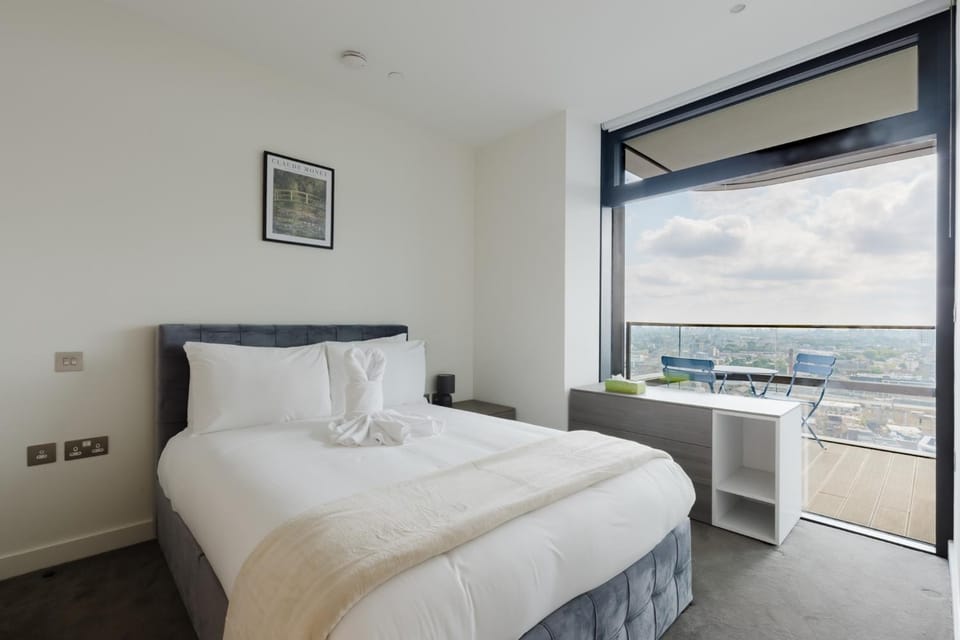 Sleek City Stay with Skyline Views in Shoreditch Apartment in London Borough of Islington