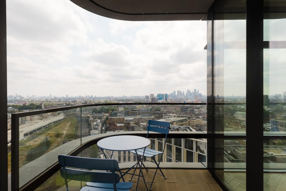 Sleek City Stay with Skyline Views in Shoreditch Apartment in London Borough of Islington