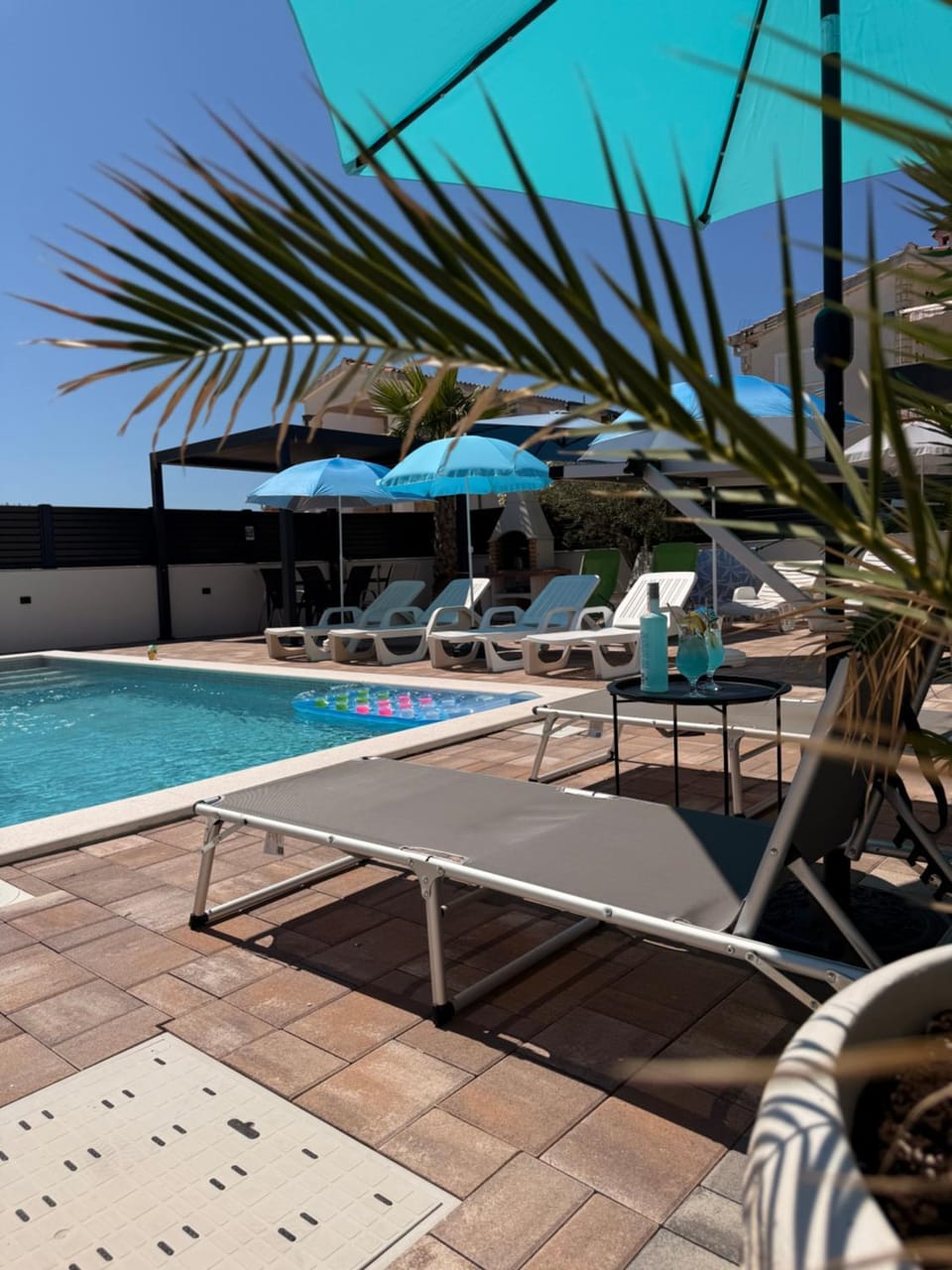 Patio, Swimming pool, sunbed