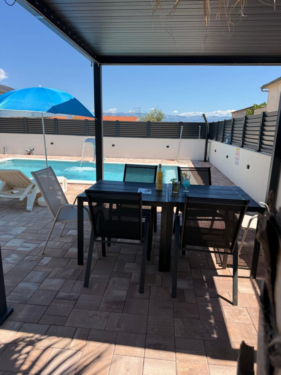 Patio, Swimming pool, sunbed