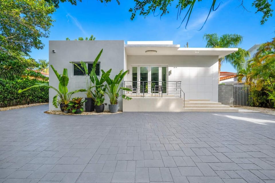 Pop Art Paradise Coconut Grove Pool Villa House in Coconut Grove