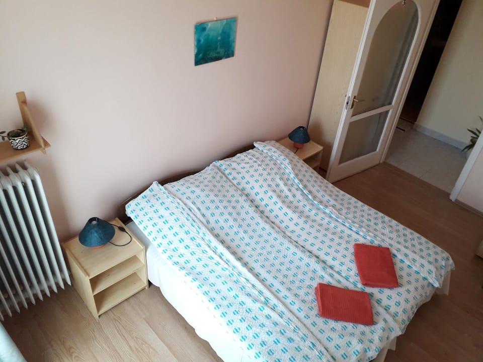 Bed, Photo of the whole room, Bedroom, internet, towels