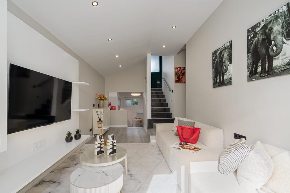 Communal lounge/ TV room, TV and multimedia, Living room
