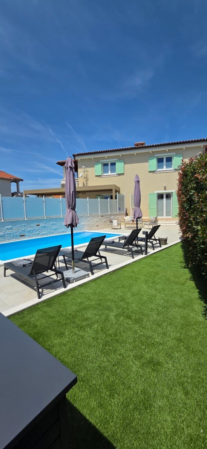 Property building, Day, Garden, Garden view, Pool view, sunbed