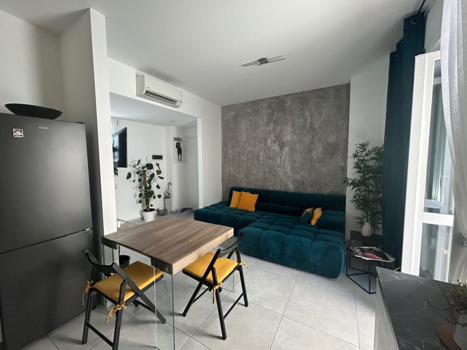 Living room, Photo of the whole room, Dining area, air conditioner