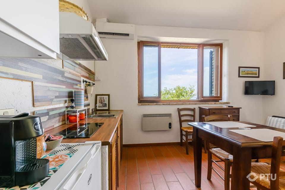 TV and multimedia, Kitchen or kitchenette, Dining area, stove