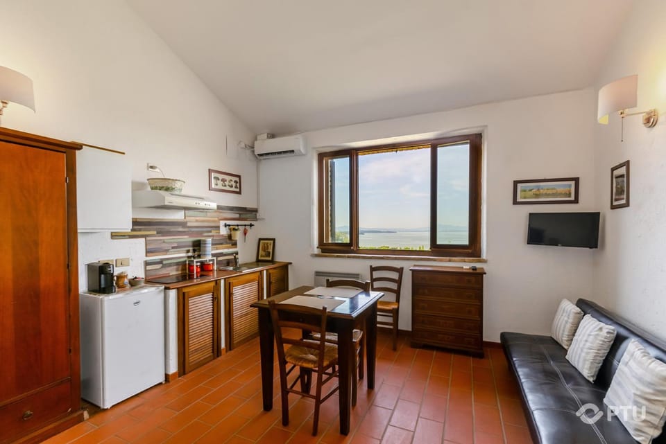 TV and multimedia, Coffee/tea facilities, Kitchen or kitchenette, Living room, Dining area, pet friendly, stove