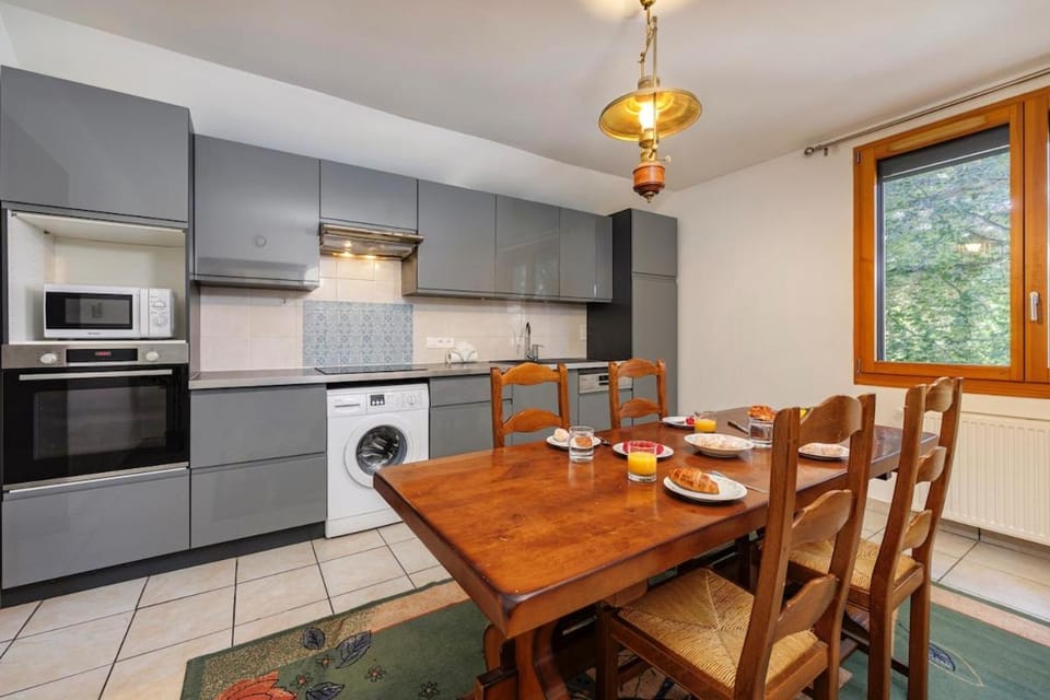 Le Refuge Verdoyant - Close to Switzerland & Spacious Apartment in Haute-Savoie