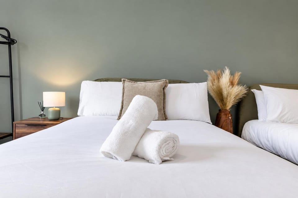 Modern York Apartment - Free Parking - Sleeps 7 Apartment in York