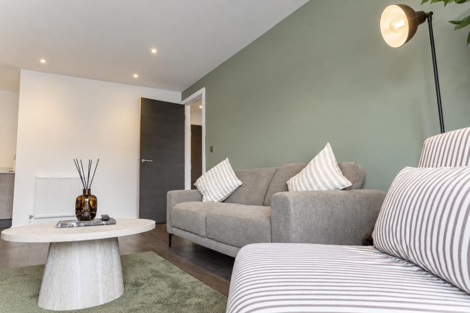 Modern York Apartment - Free Parking - Sleeps 7 Apartment in York